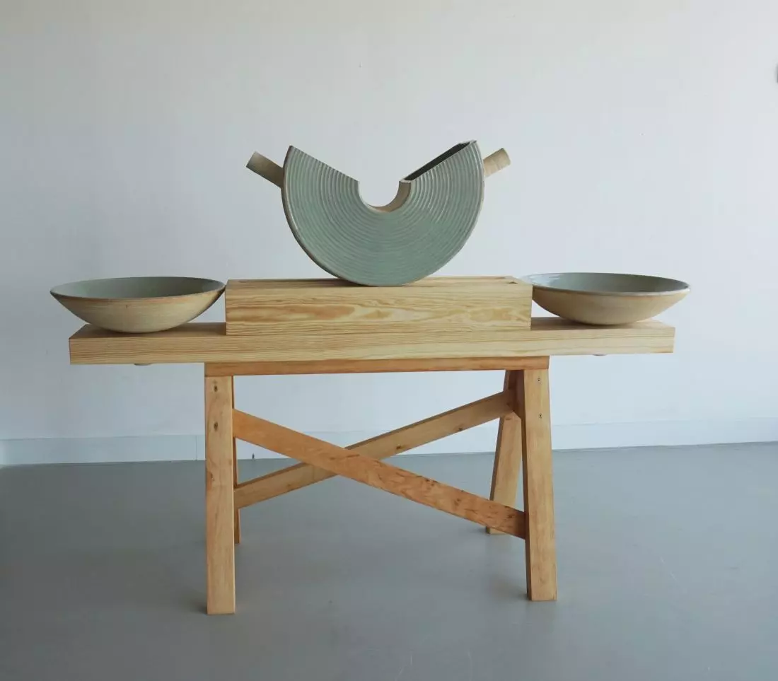 Umywalnia wykonana jest z ceramicznej kamionki