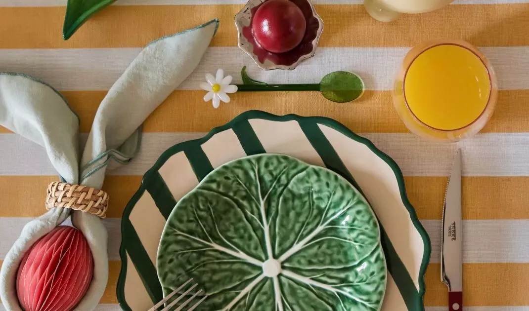 The focus remains on the table - a meeting place, but also a space for conscious arrangement