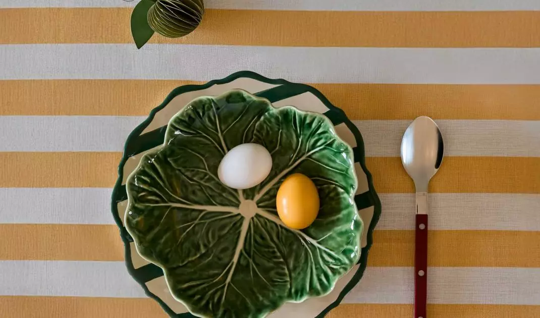 Until now mainly present in fashion and summer textiles, they are now appearing on tablecloths, napkins, as well as on tableware items