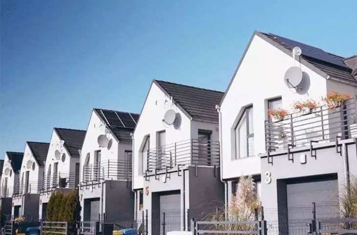 Instead of a district heating plant or gas boiler, central heating and domestic hot water provided by heat pumps is an increasingly common practice in real estate development projects