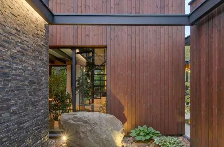 The body of the building is made up of smaller parts, forming atria