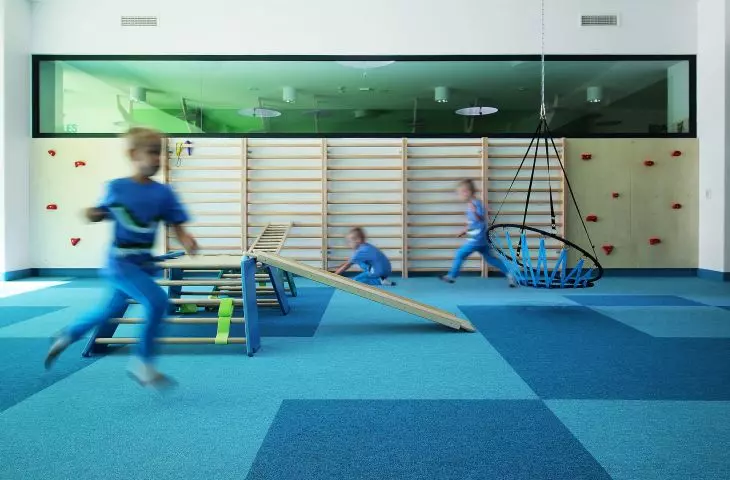 Multipurpose room with ladders and swings 