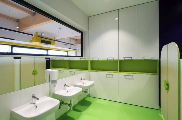 Toilet adapted to the needs of children