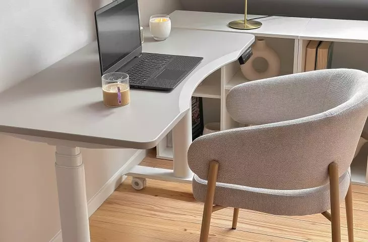 HIRA electrically adjustable desk