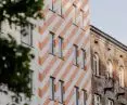 diagonalne pomarańczowe pasy na elewacji