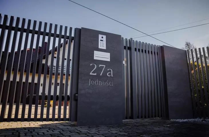 Vertical+ Sintered quartz fence