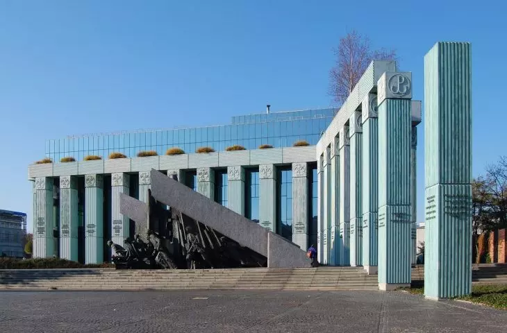 Urban Justice Complex, view of the peristyle in front of the Warsaw Uprising monument