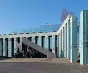 Urban Justice Complex, view of the peristyle in front of the Warsaw Uprising monument