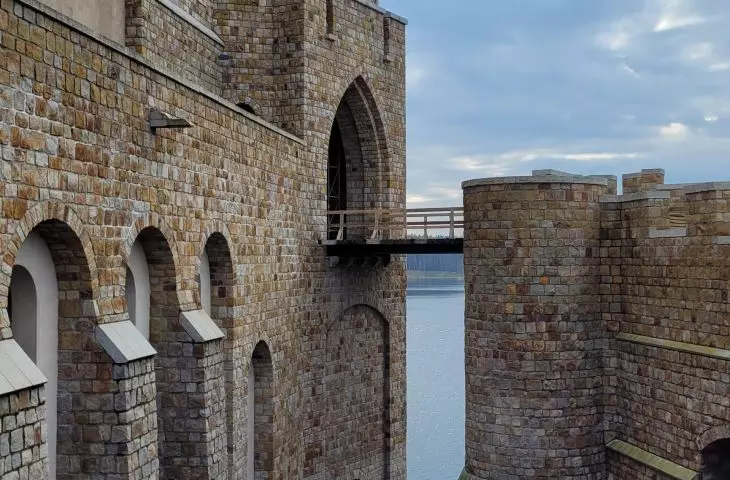 Zamek w Stobnicy, proj. W. Szeszuła, marzec 2024