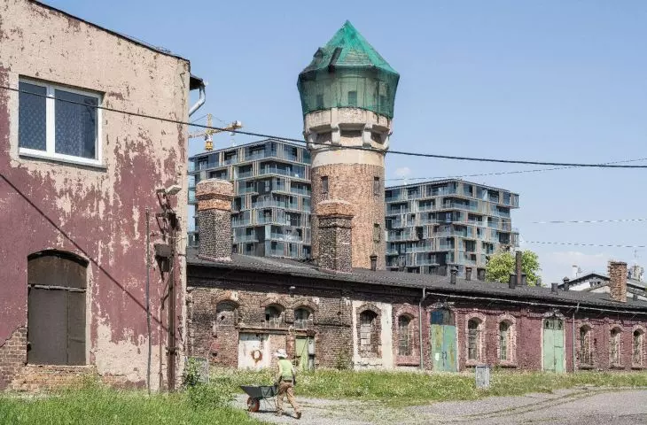 wyraźny kontrast pomiędzy starą zaniedbaną zabudową bliskiego sąsiedztwa a nowoczesnymi punktowcami Pierwszej Dzielnicy