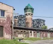wyraźny kontrast pomiędzy starą zaniedbaną zabudową bliskiego sąsiedztwa a nowoczesnymi punktowcami Pierwszej Dzielnicy