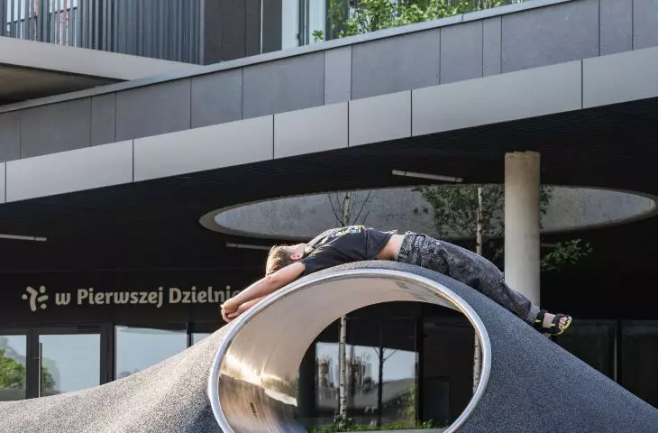 poza oczywistymi elementami  małej architektury takimi jak ławki, na terenie Pierwszej  Dzielnicy umieszczono również bardziej zaskakujące komponenty, jak na  przykład miejsca do zabawy przypominające rzeźby