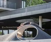 poza oczywistymi elementami  małej architektury takimi jak ławki, na terenie Pierwszej  Dzielnicy umieszczono również bardziej zaskakujące komponenty, jak na  przykład miejsca do zabawy przypominające rzeźby