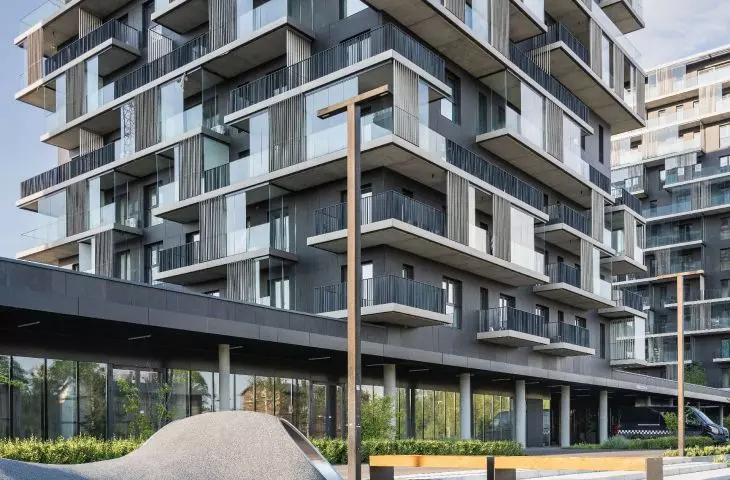 poza oczywistymi elementami  małej architektury takimi jak ławki, na terenie Pierwszej  Dzielnicy umieszczono również bardziej zaskakujące komponenty, jak na  przykład miejsca do zabawy przypominające rzeźby
