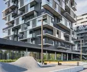 poza oczywistymi elementami  małej architektury takimi jak ławki, na terenie Pierwszej  Dzielnicy umieszczono również bardziej zaskakujące komponenty, jak na  przykład miejsca do zabawy przypominające rzeźby