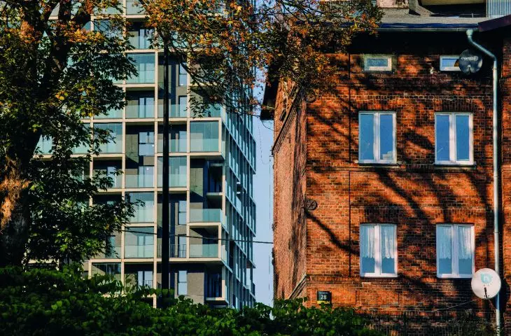 cegła, typowy budulec śląskich familoków zestawiona ze współczesną architekturą, którą cechuje między innymi duża ilość szkła