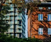 cegła, typowy budulec śląskich familoków zestawiona ze współczesną architekturą, którą cechuje między innymi duża ilość szkła