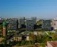 large spaces between buildings facilitate ventilation