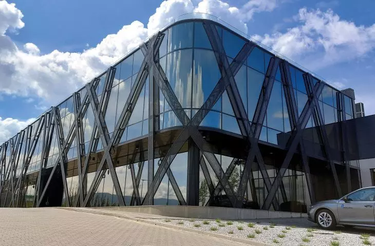 Stolarka aluminiowa Procural, przestrzenie perforowane, elementy ozdobne z blachy aluminiowej