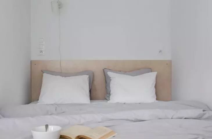 Ukryte za ścianką ze sklejki łóżko