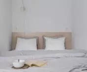 Ukryte za ścianką ze sklejki łóżko