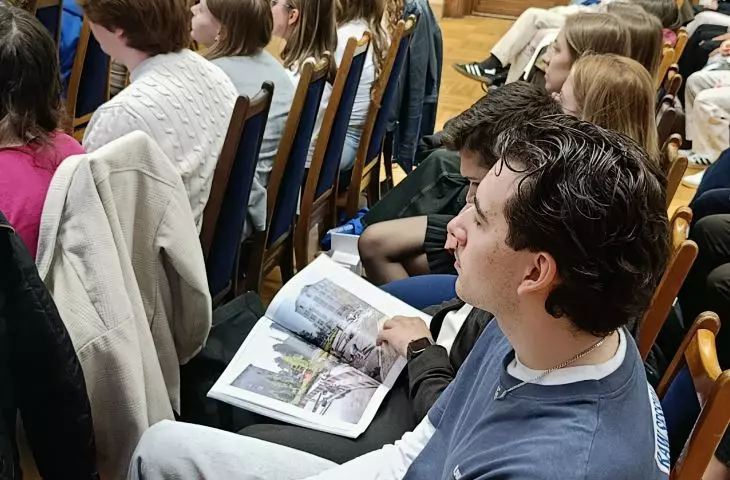 Students with new issues of Architecture and Business