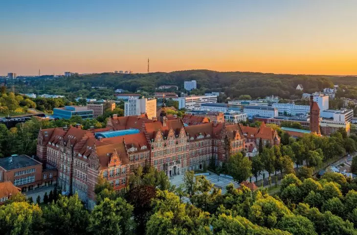Wydział Architektury Politechniki Gdańskiej mieści się w Gmachu Głównym