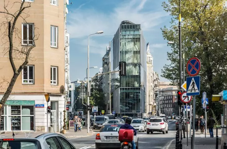 budynek biurowo-usługowo-mieszkaniowy przy ulicach Pięknej i Koszykowej w Warszawie, proj.: Grupa 5 Architekci