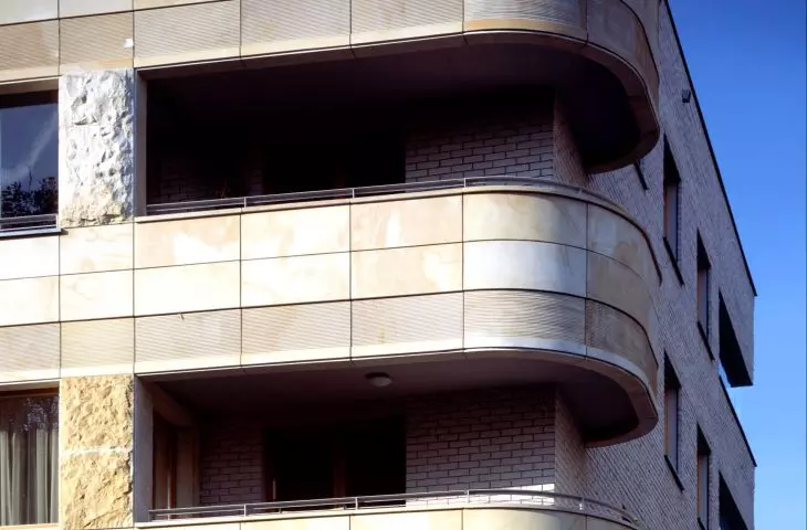 apartamentowiec przy ulicy Lądowej w Warszawie
