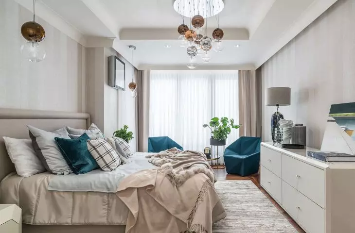 Sypialnia utrzymana w jasnych barwach 