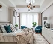 Sypialnia utrzymana w jasnych barwach 