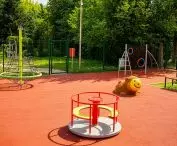Plac zabaw przy Szkole Podstawowej nr 6 w Zgierzu z nawierzchnią poliuretanową PG 50 i PG 60 dostarczoną przez Epufloor 