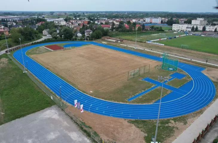 Stadion lekkoatletyczny w Dębicy z systemem poliuretanowym BM1 dostarczonym przez Epufloor 