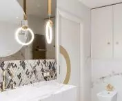 Oryginalna lampa dopełnia wnętrza łazienki