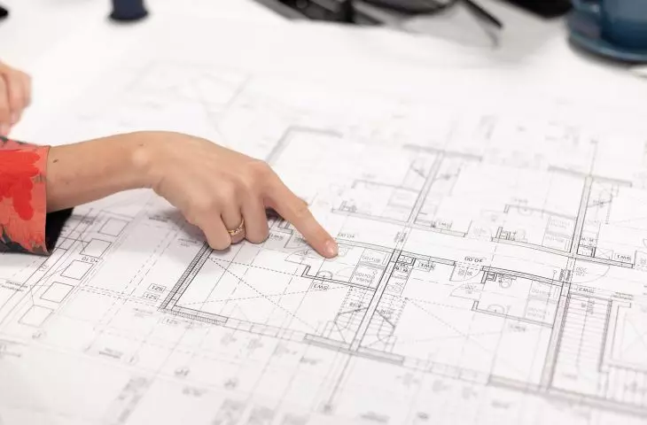 Dobór precyzyjnych parametrów izolacyjności akustycznej chroni budżet i cenną przestrzeń obiektu
