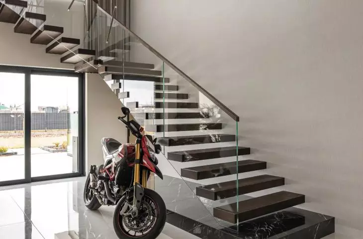 Schody wspornikowe z balustradą szklaną