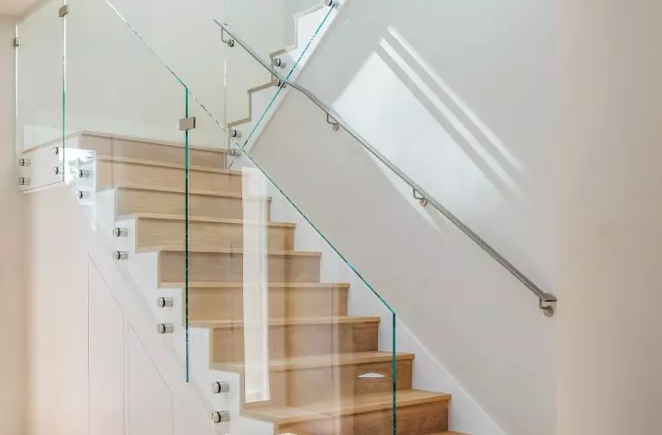 Point holders for glass