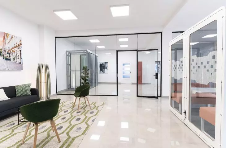Drzwi Tertial umieszczone w ściance w systemie HT