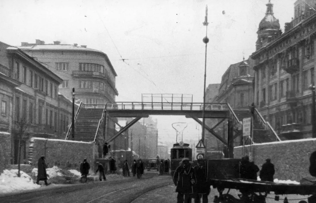 Most nad ul. Chłodną
łączący dwie części getta, luty 1942.