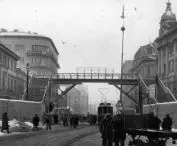 Most nad ul. Chłodną łączący dwie części getta, luty 1942.