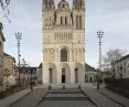 Portyk przed fasadą katedry św. Maurycego w Angers
