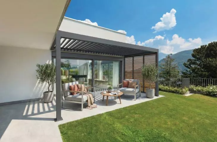 Shutters w ofercie Aluprof Sun Shading Solutions – nowe panele przesuwne do zabudowy bocznej pergoli