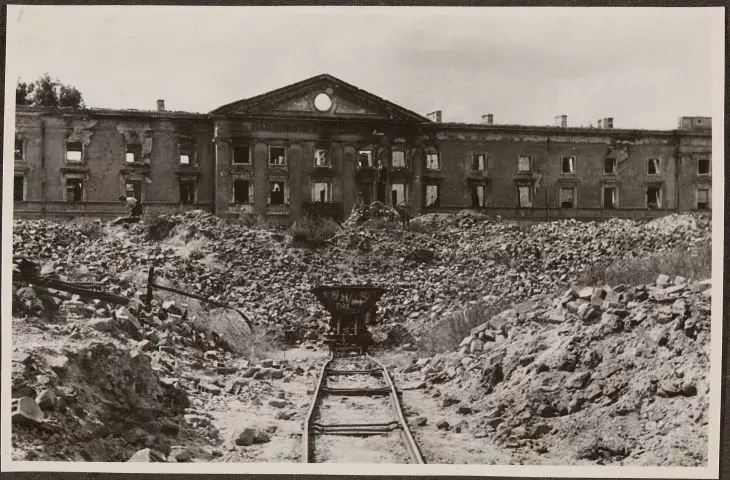 Album „Pomnik Bohaterów Getta Warszawy (Fotograficzna Kronika Budowy 1.08.1947–19.04.1948)”.