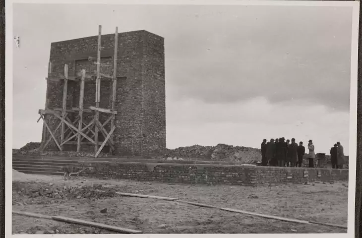Album „Pomnik Bohaterów Getta Warszawy (Fotograficzna Kronika Budowy 1.08.1947–19.04.1948)”.