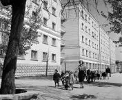 Grupa przedszkolaków z opiekunkami idzie aleją Świerczewskiego (Solidarności), Warszawa 1 maja 1952.