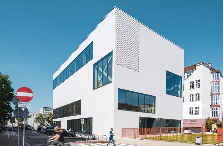 zespół sal gimnastycznych przy XIII LO we Wrocławiu