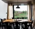 Wokół stołu ze starych desek