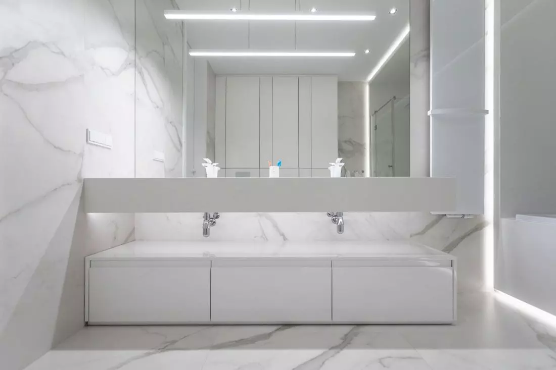 Minimalistyczna łazienka w eleganckim mieszkaniu