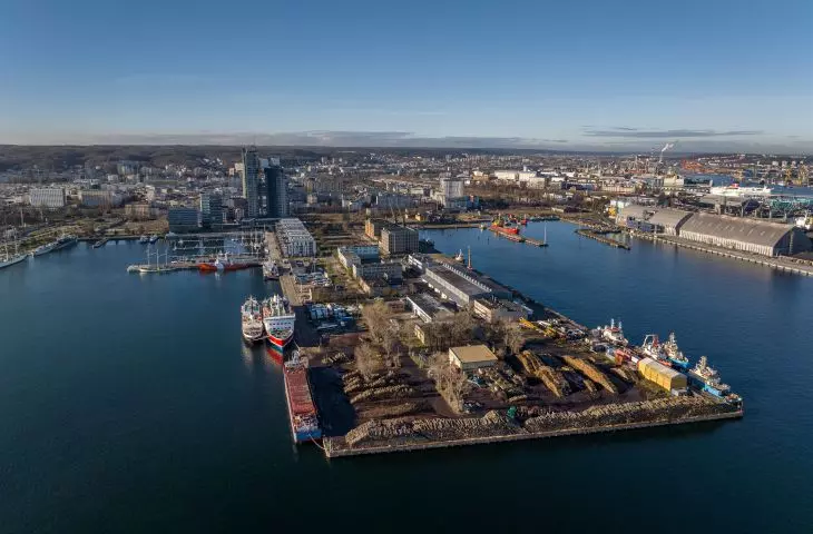 Molo Rybackie w Gdyni. W tle wieże Sea Towers