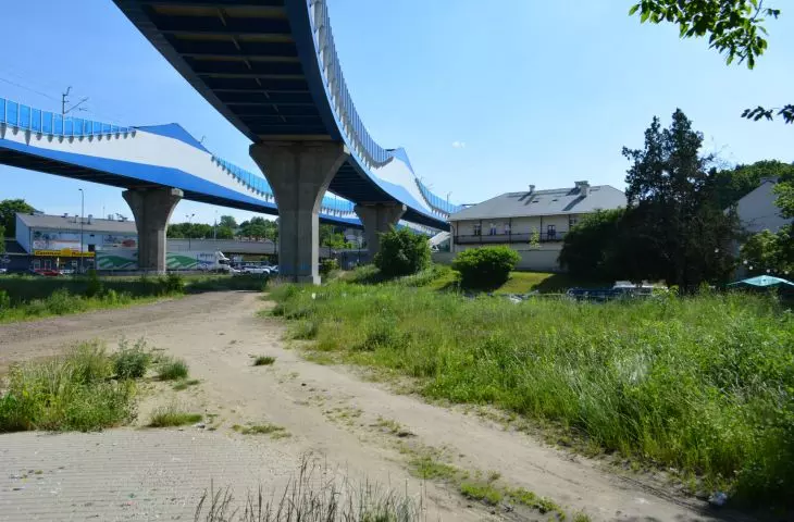 Teren pod łącznicą kolejową. Pośrodku widać Muzeum Podgórza. 